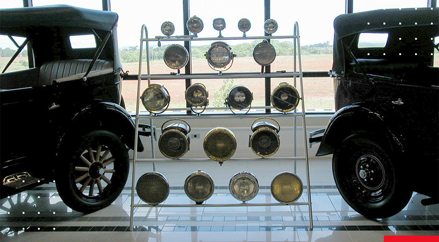 Expositor com diversos faróis antigos no Museu da ULBRA